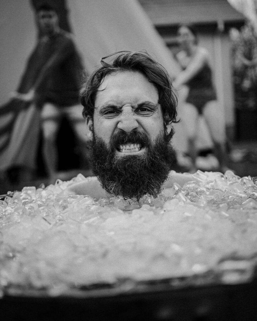 Bain froid installé en intérieur, homme immergé jusqu’au torse