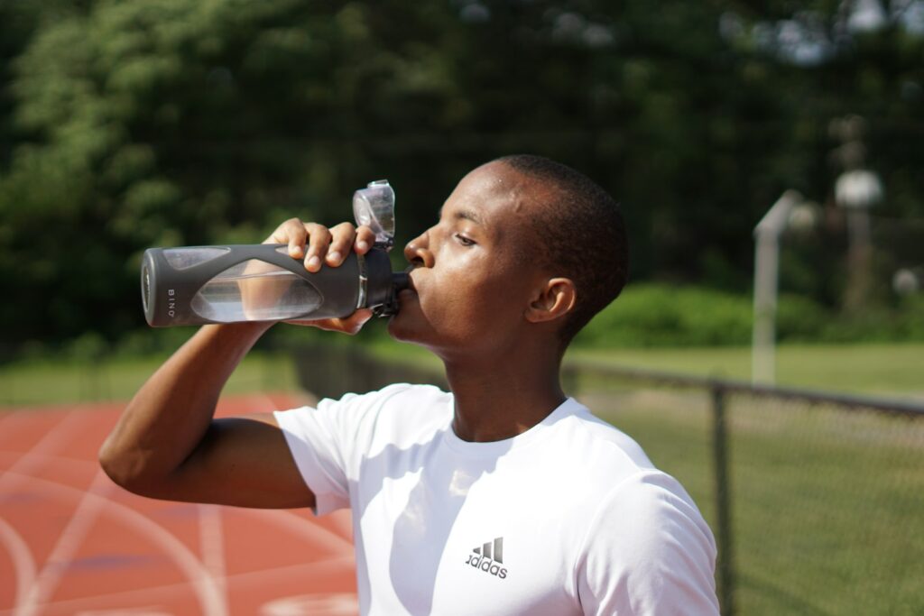 Sportif buvant une bouteille d eau