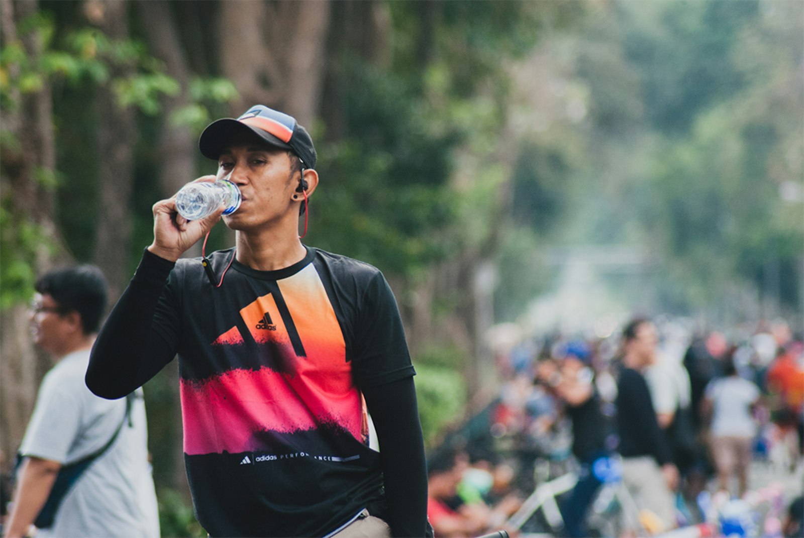 Sportif buvant de l eau apres l effort