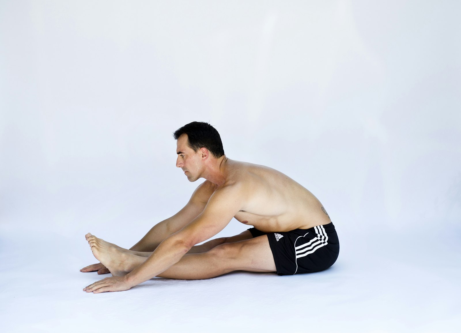 Sportif au sol travaillant ses jambes