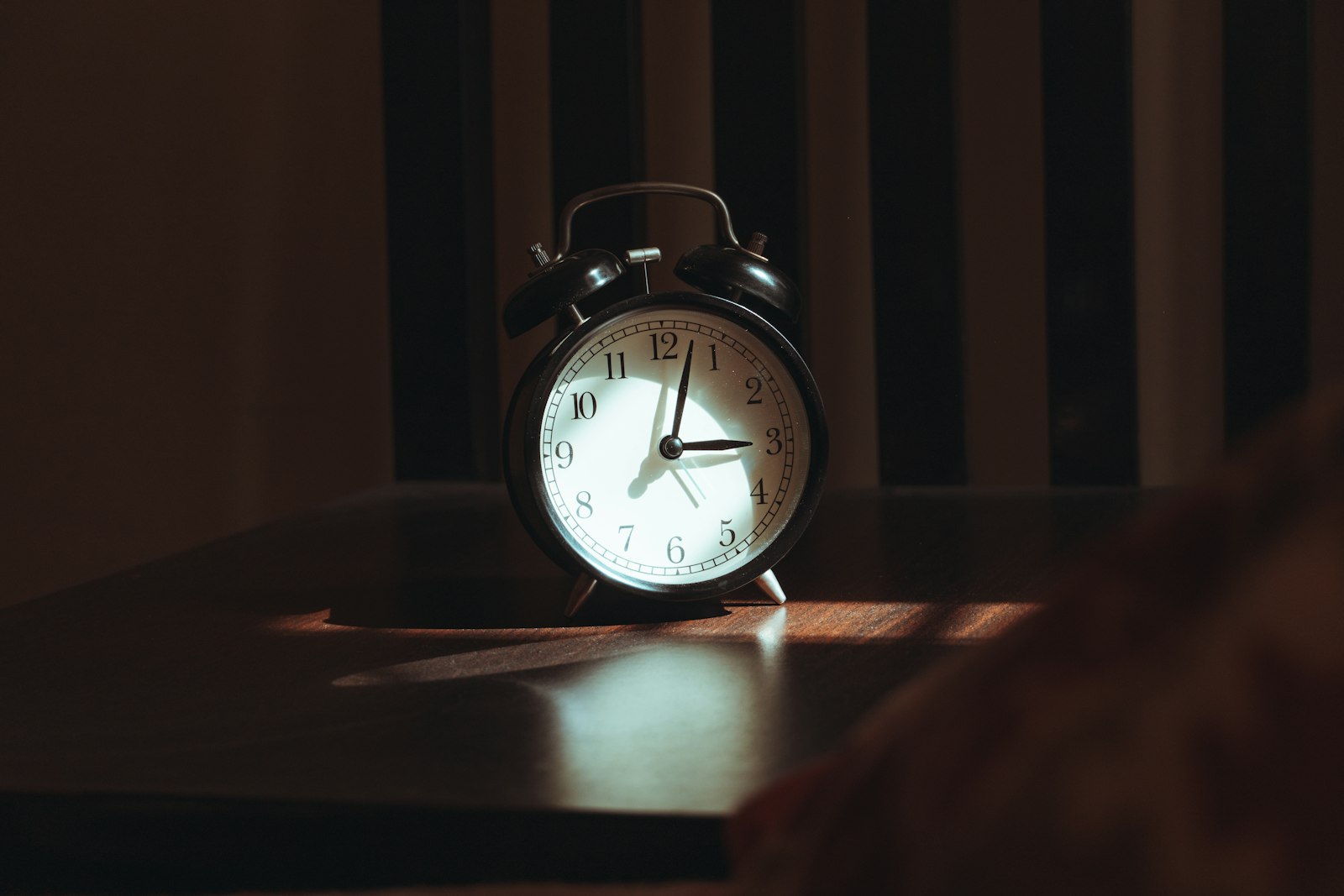 Chambre sombre avec reveil la nuit