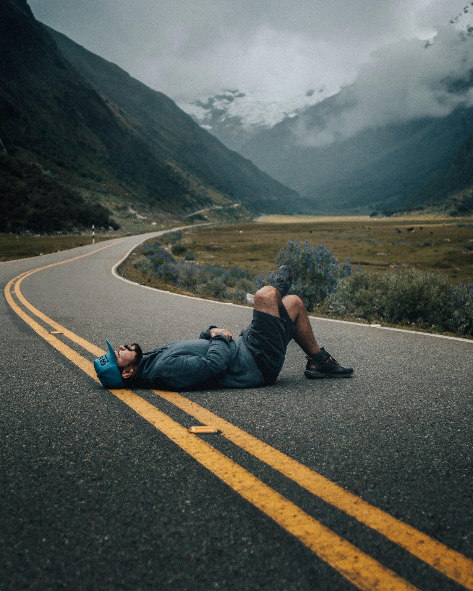 Coureur allongé au repos pendant sa récupération