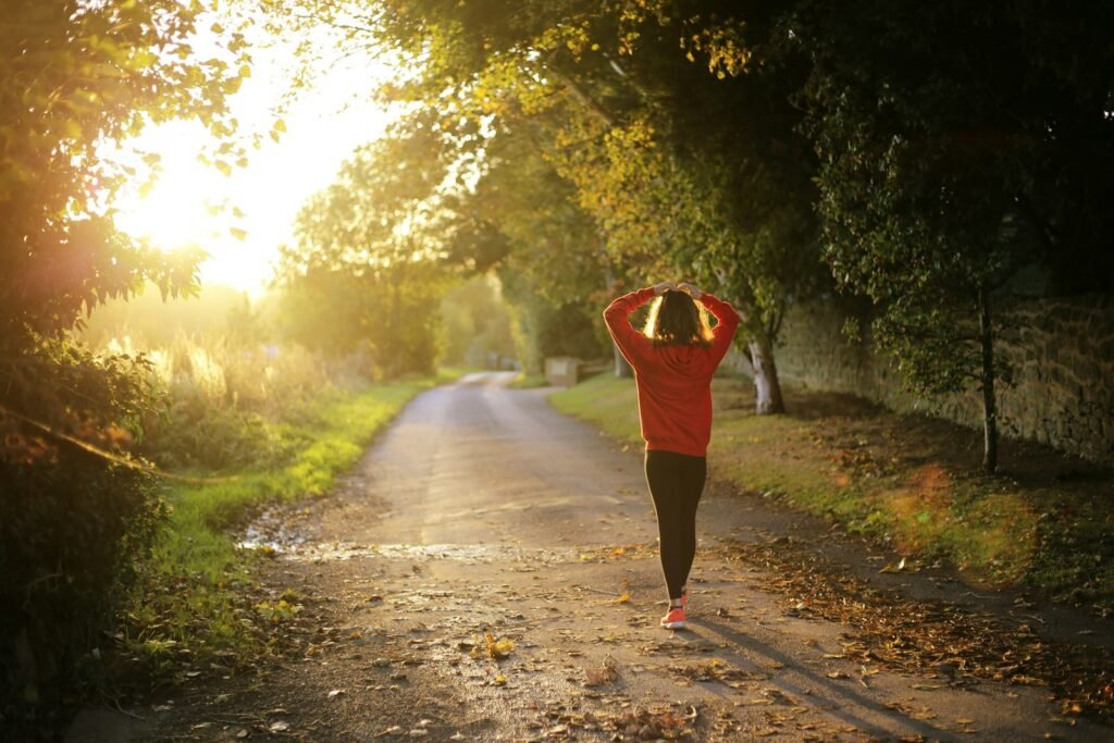 Sportive en récupération active marchant sur un sentier