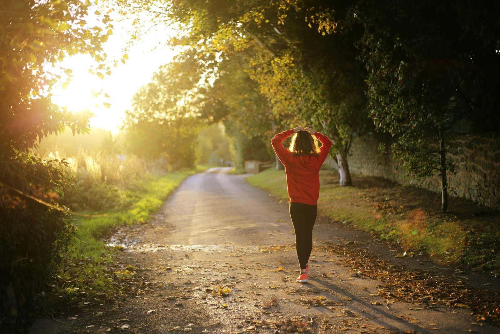 Sportive en récupération active marchant sur un sentier