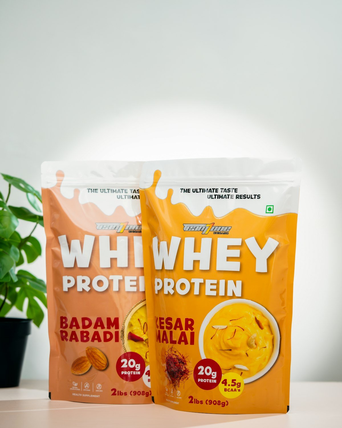 Différents sachets de protéines en poudre posés sur une table
