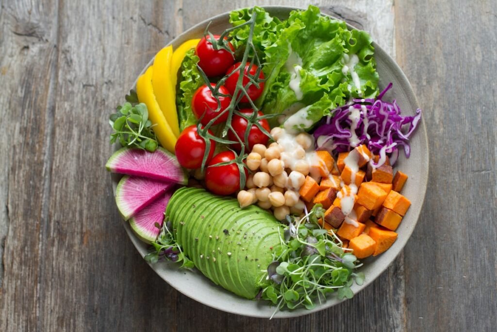 Assiette équilibrée composée de légumes variés