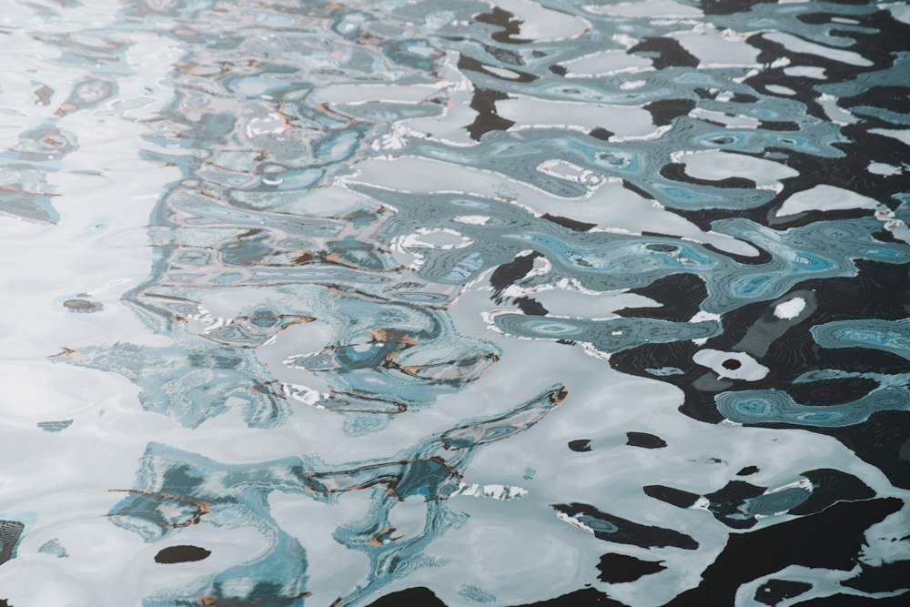 Gouttes sur une surface d'eau limpide : une eau claire n'est pas forcément propre