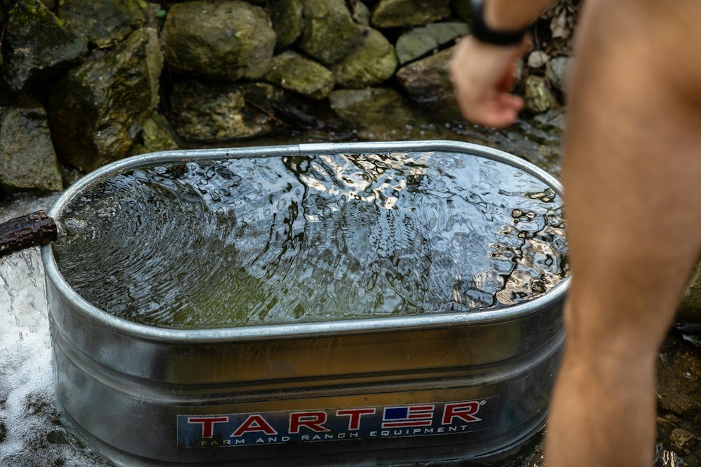 Bain froid en métal rempli d'eau propre