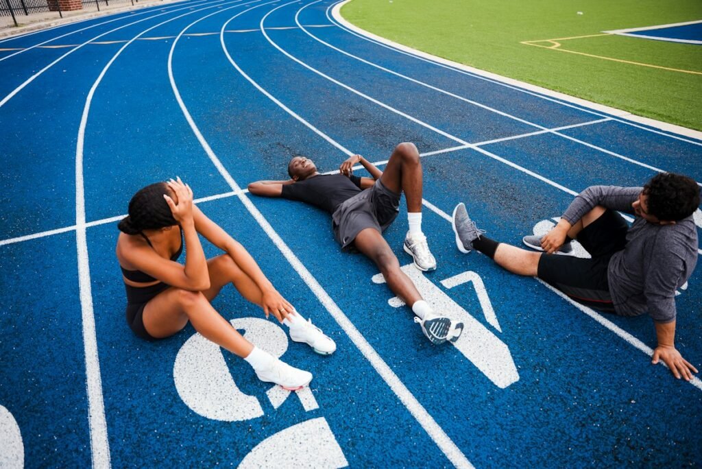 Sportifs en récupération sur une piste d'athlétisme