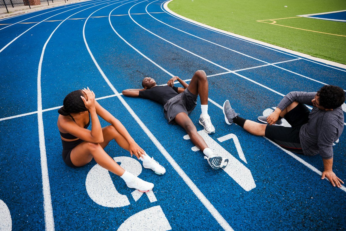 Sportifs en récupération sur une piste d'athlétisme