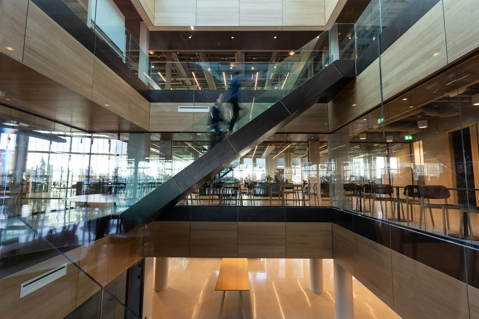 Personnes empruntant un escalier intérieur dans un immeuble de bureaux
