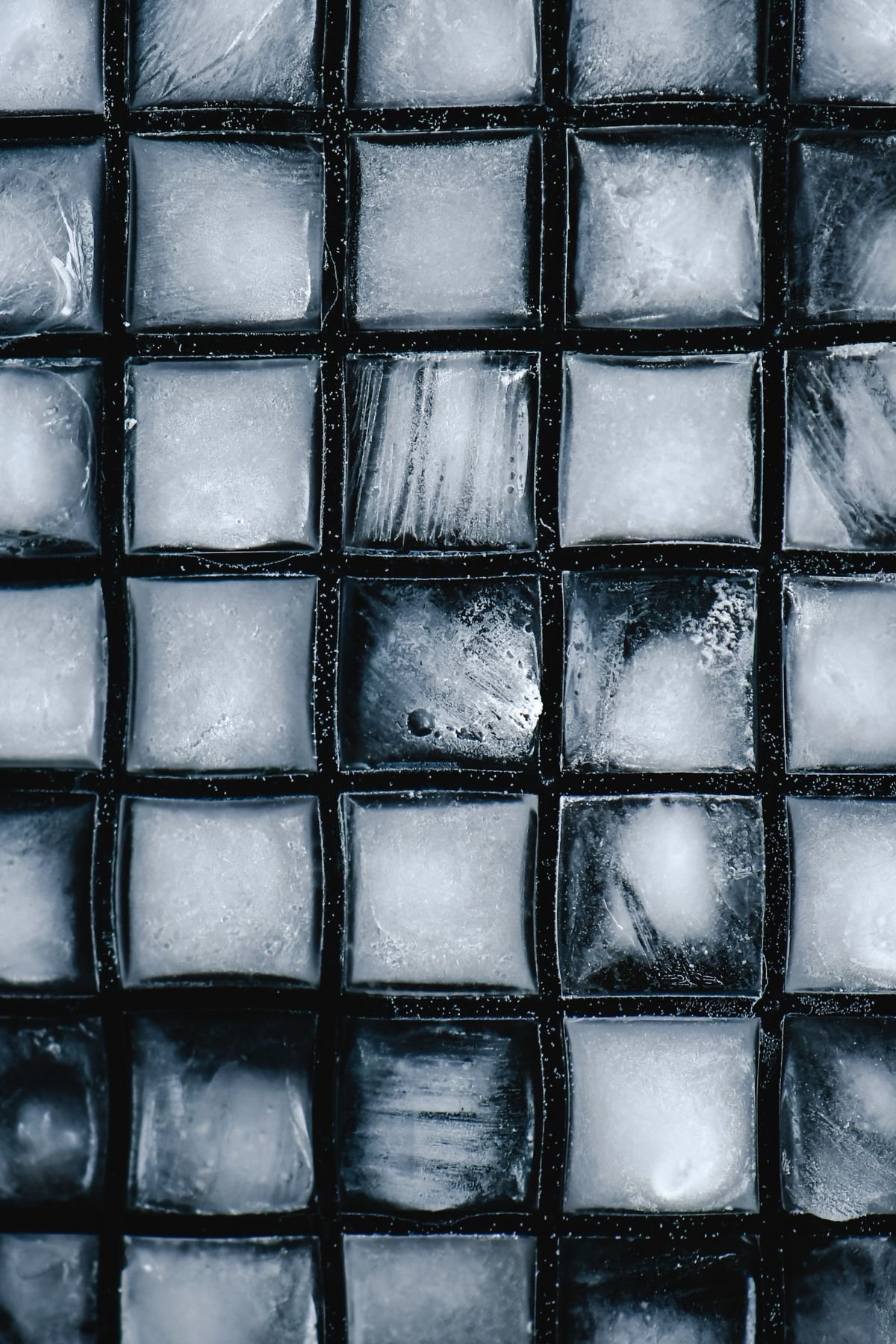 Bac à glaçons rempli de cubes de glace