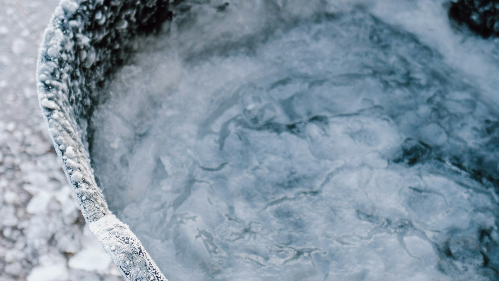 Cuve de bain froid remplie d'eau glacée et de glaçons