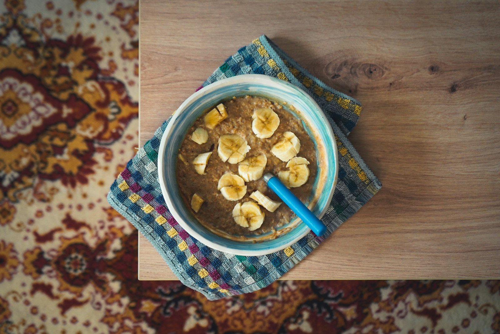 Bol d'avoine garni de rondelles de banane, petit-déjeuner avant l'entraînement