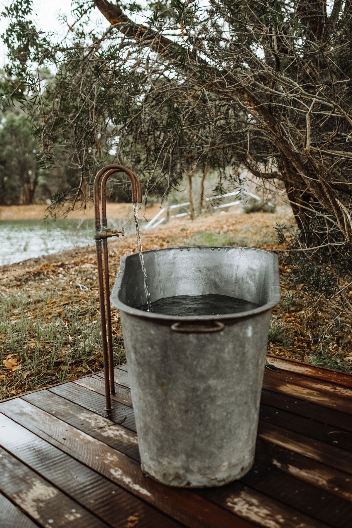 Cuve en métal installée sur une terrasse en bois en extérieur