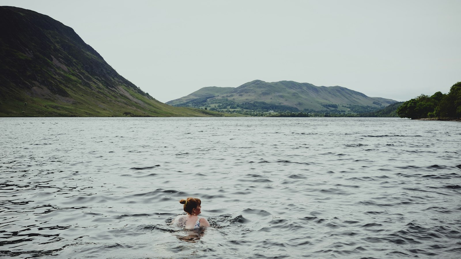 Femme nageant dans un lac de montagne en eau froide