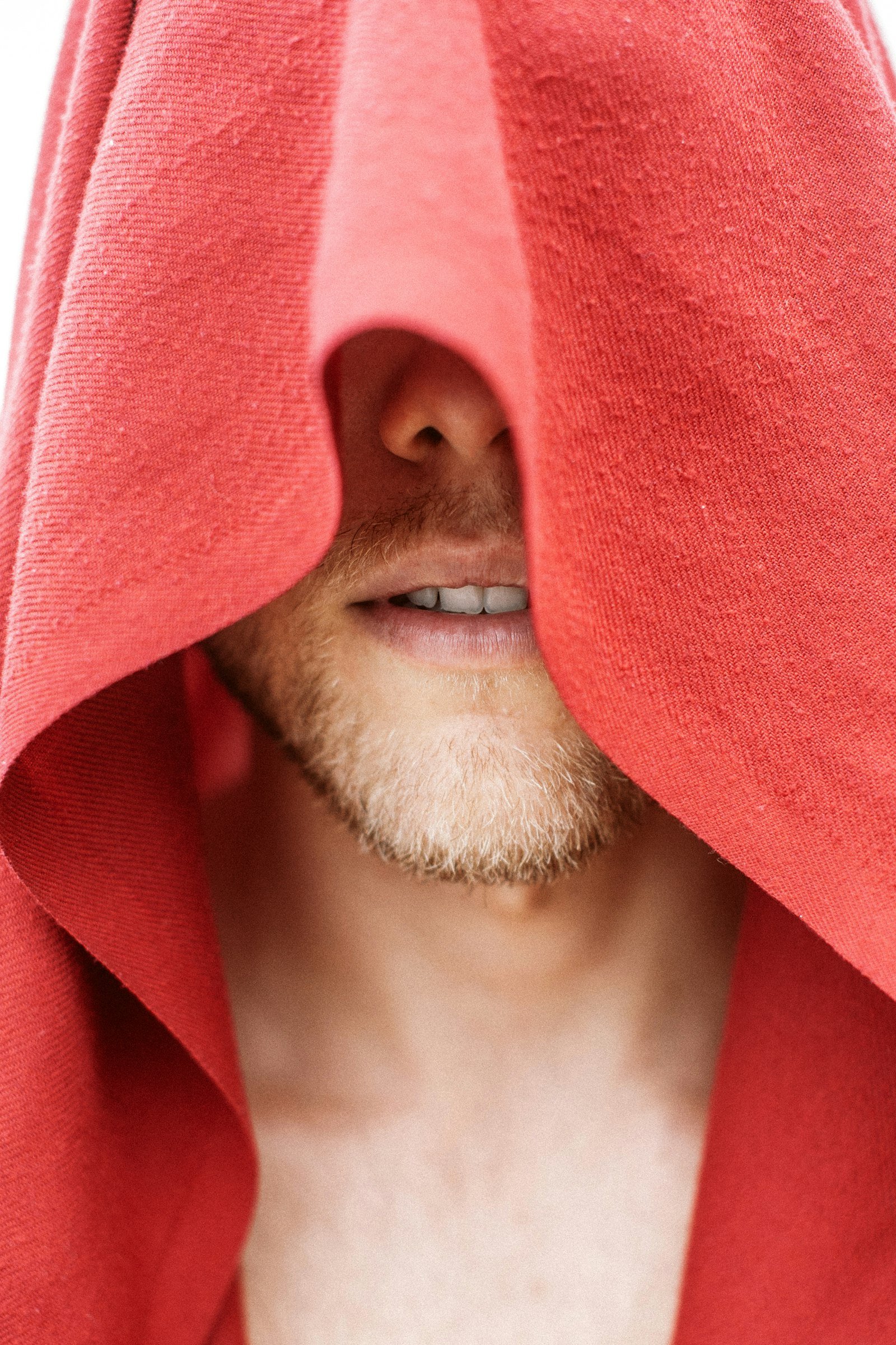 Homme enveloppé dans une serviette rouge après un bain froid, pour se réchauffer