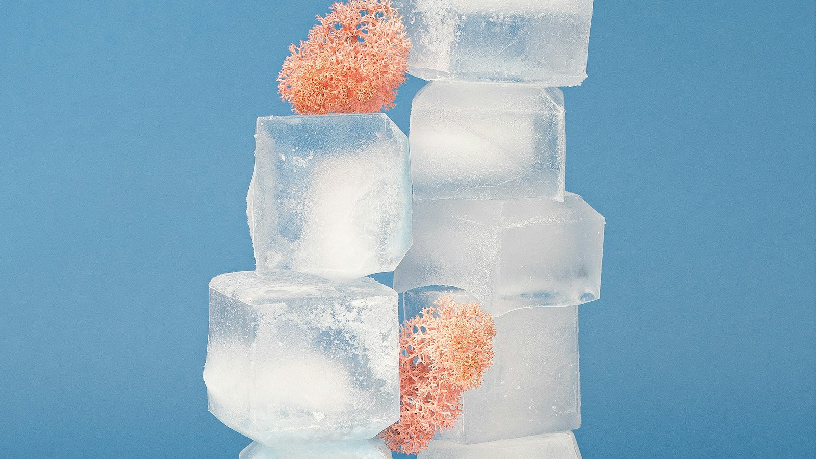 Pile de glaçons transparents, symbole du froid utilisé contre la migraine