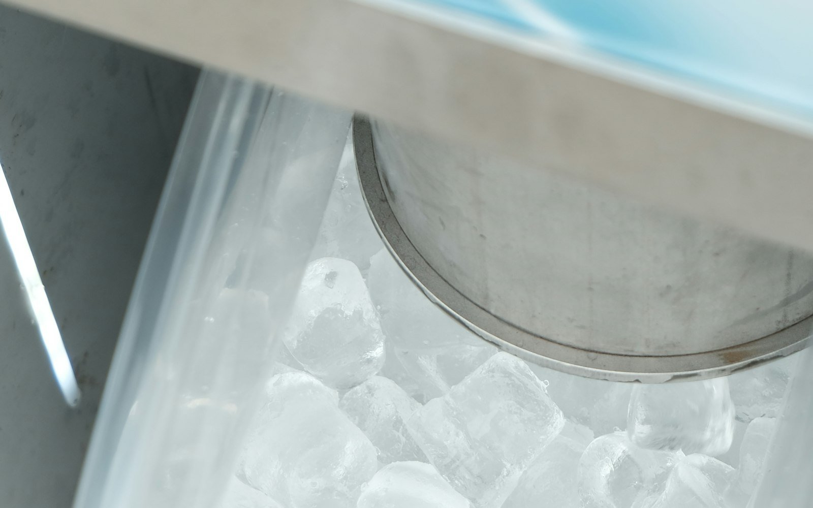Sac de plastique rempli de glaçons sous la trappe d'un distributeur de glace