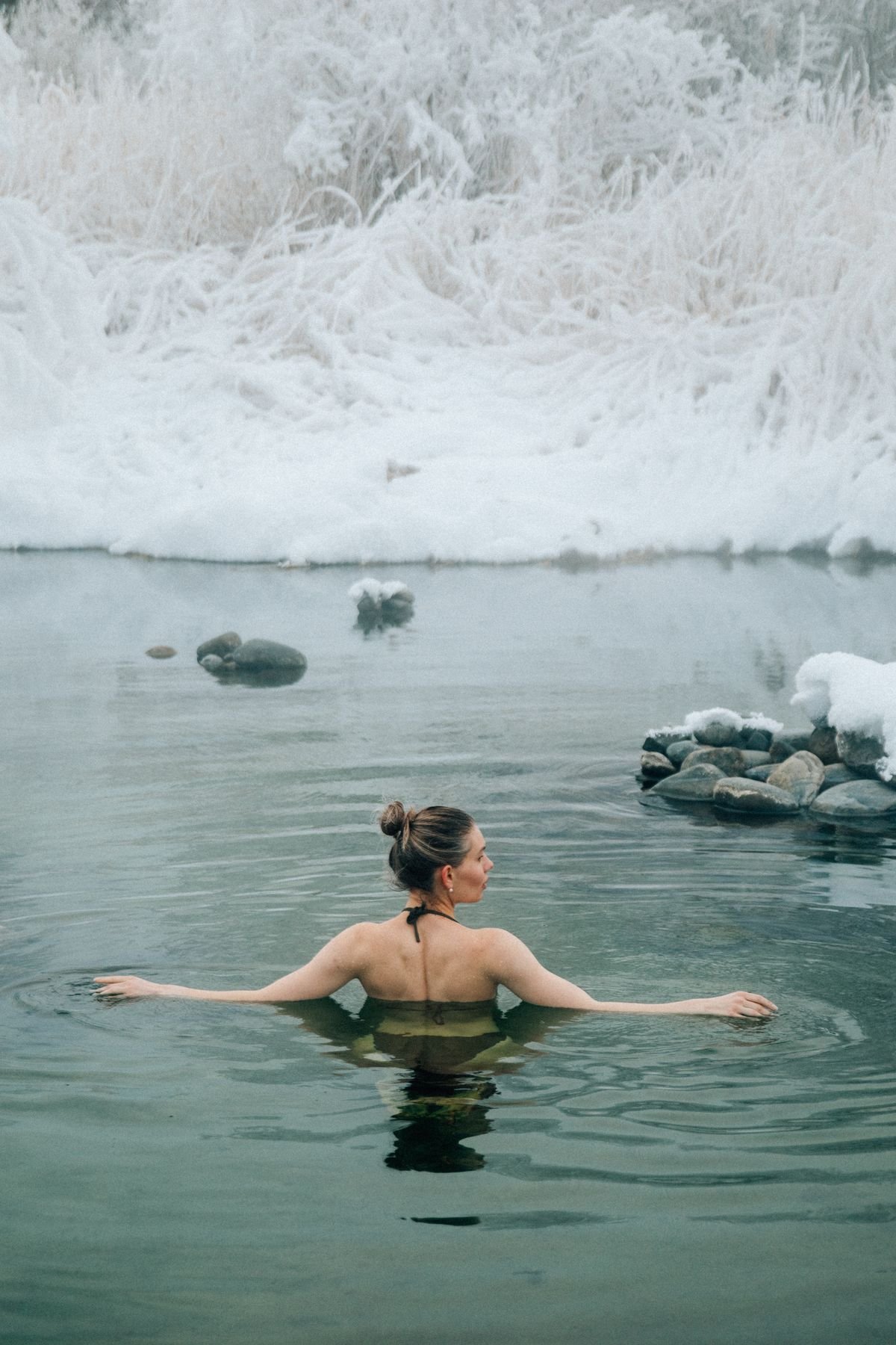 Femme en immersion dans une eau froide en hiver