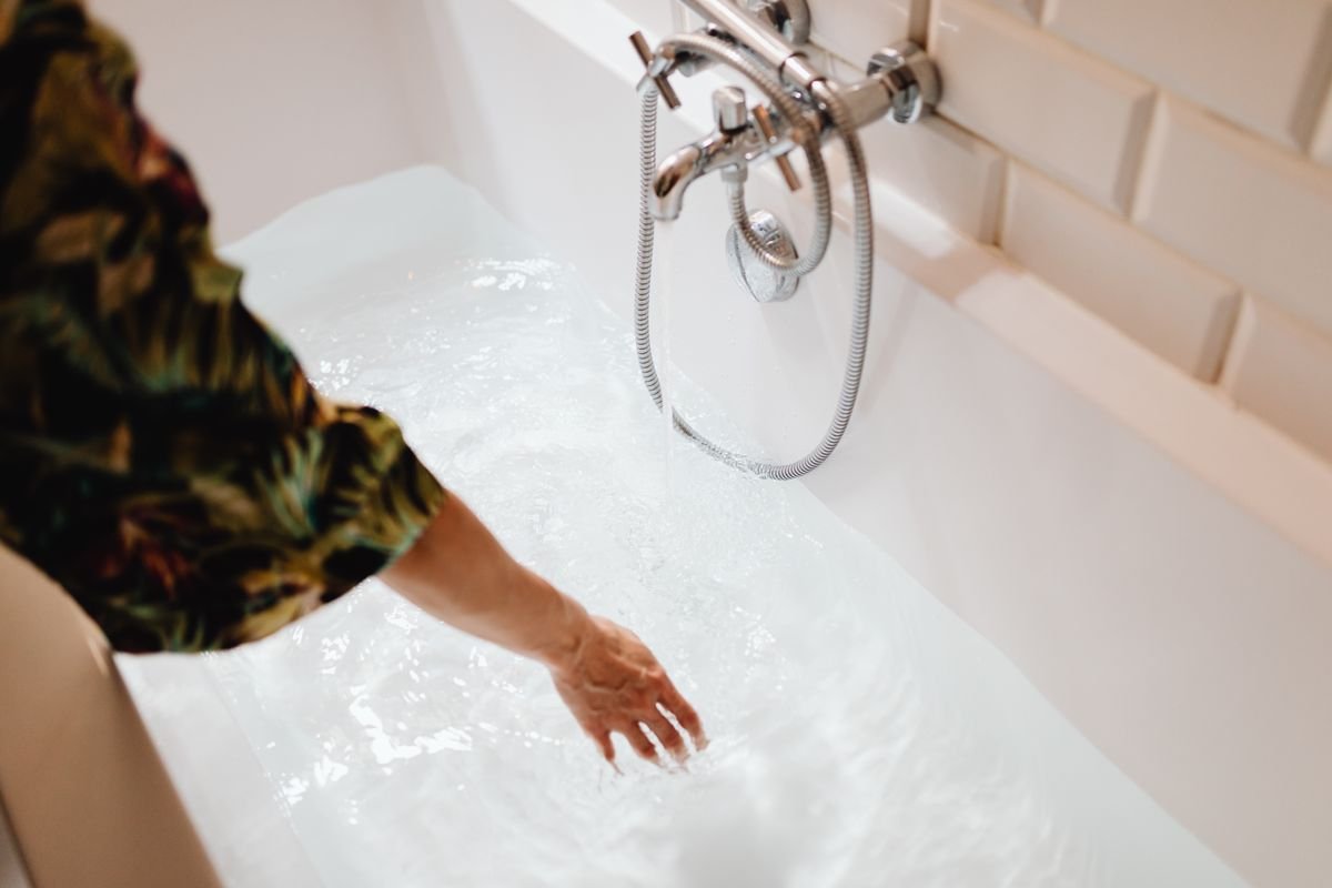 Main plongée dans l'eau froide d'une cuve