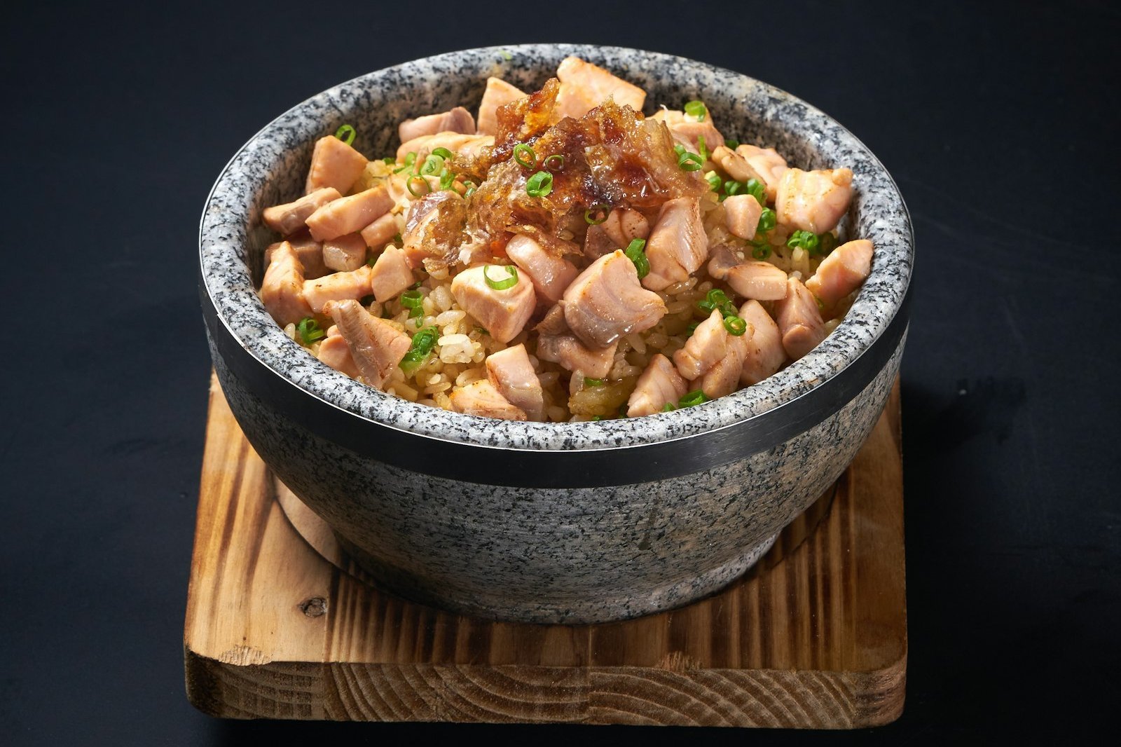 Bol de riz garni de dés de poulet, exemple de repas pris 3 à 4 heures avant le sport