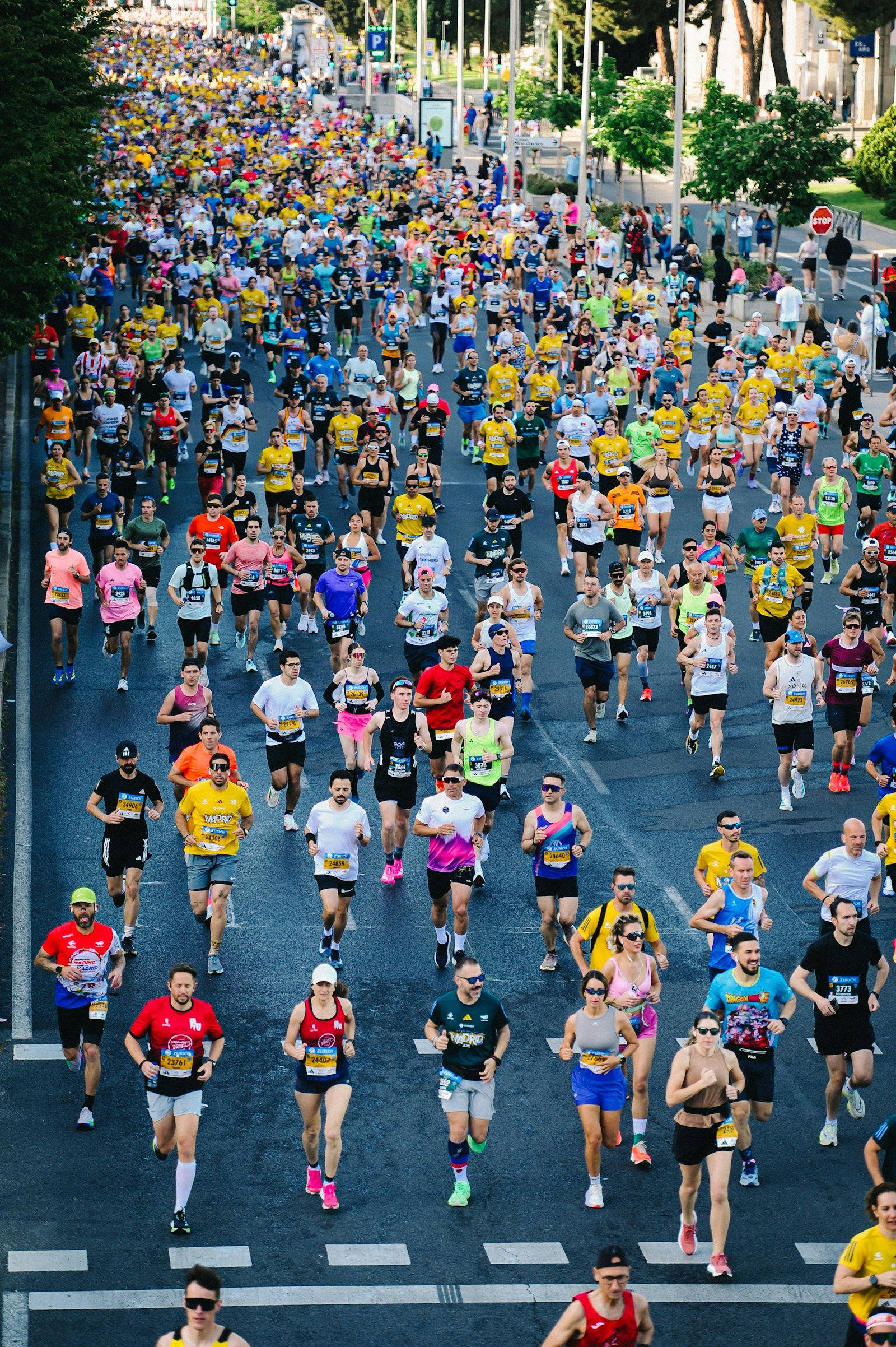 Peloton de coureurs sur une avenue pendant un marathon urbain, vue de dessus