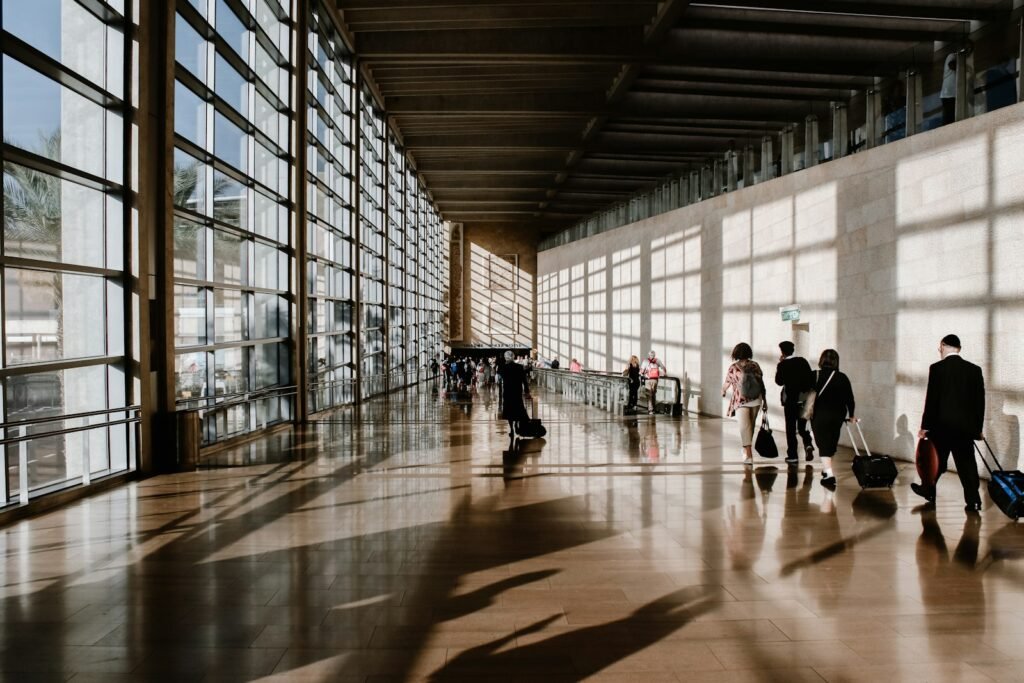 Voyageurs marchant dans le hall lumineux d'un aéroport