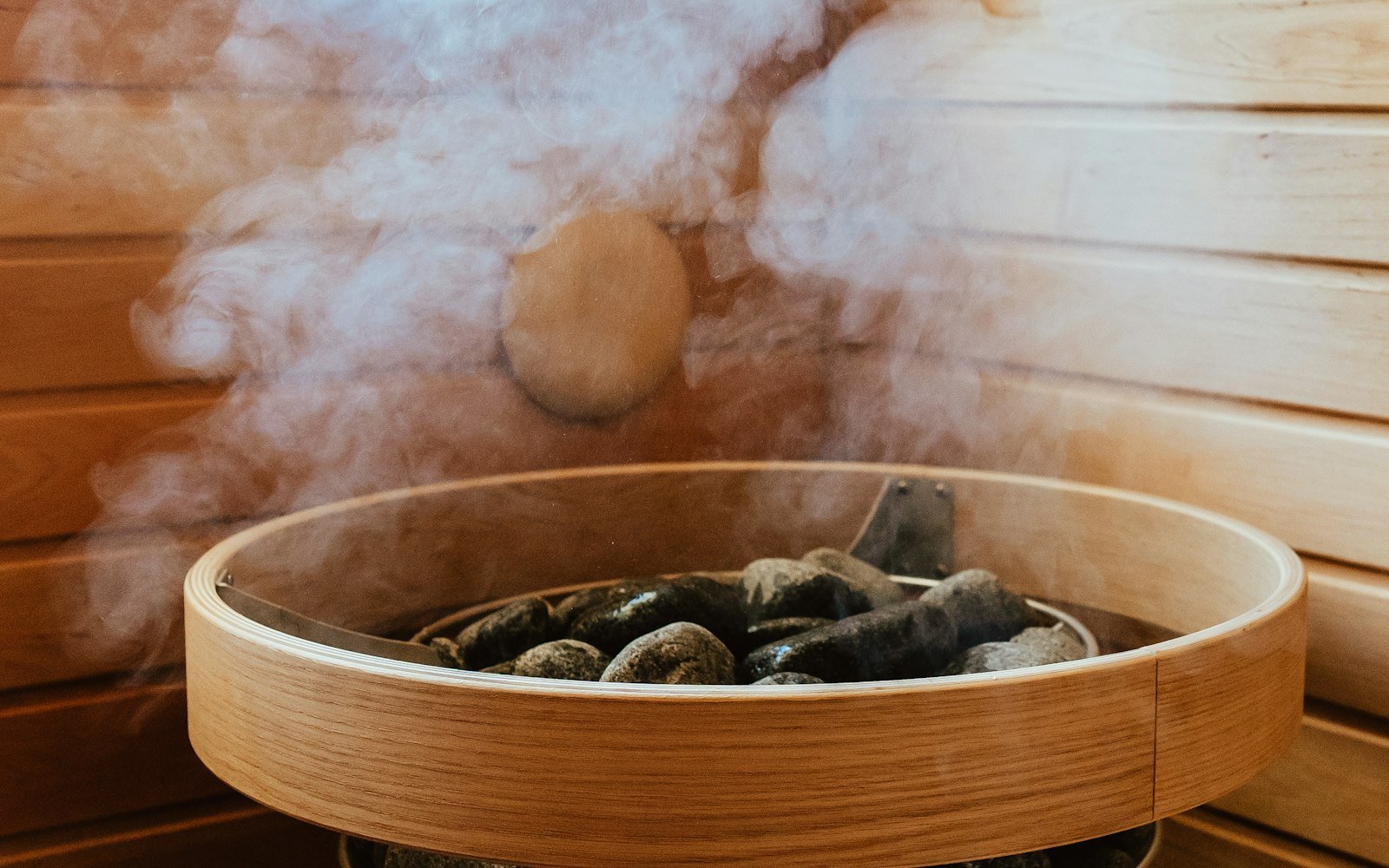Pierres chaudes d'un poêle de sauna d'où s'élève de la vapeur