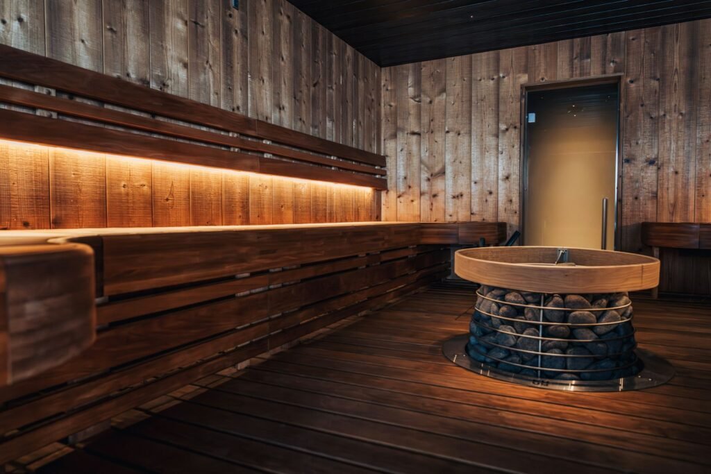 Intérieur d'un sauna en bois avec poêle électrique et banc