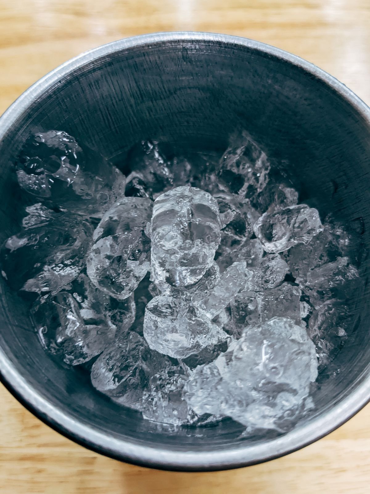 Seau en métal rempli de glaçons pour refroidir un bain froid maison