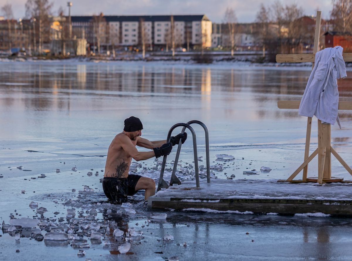 Homme sortant d'une eau glacée en hiver
