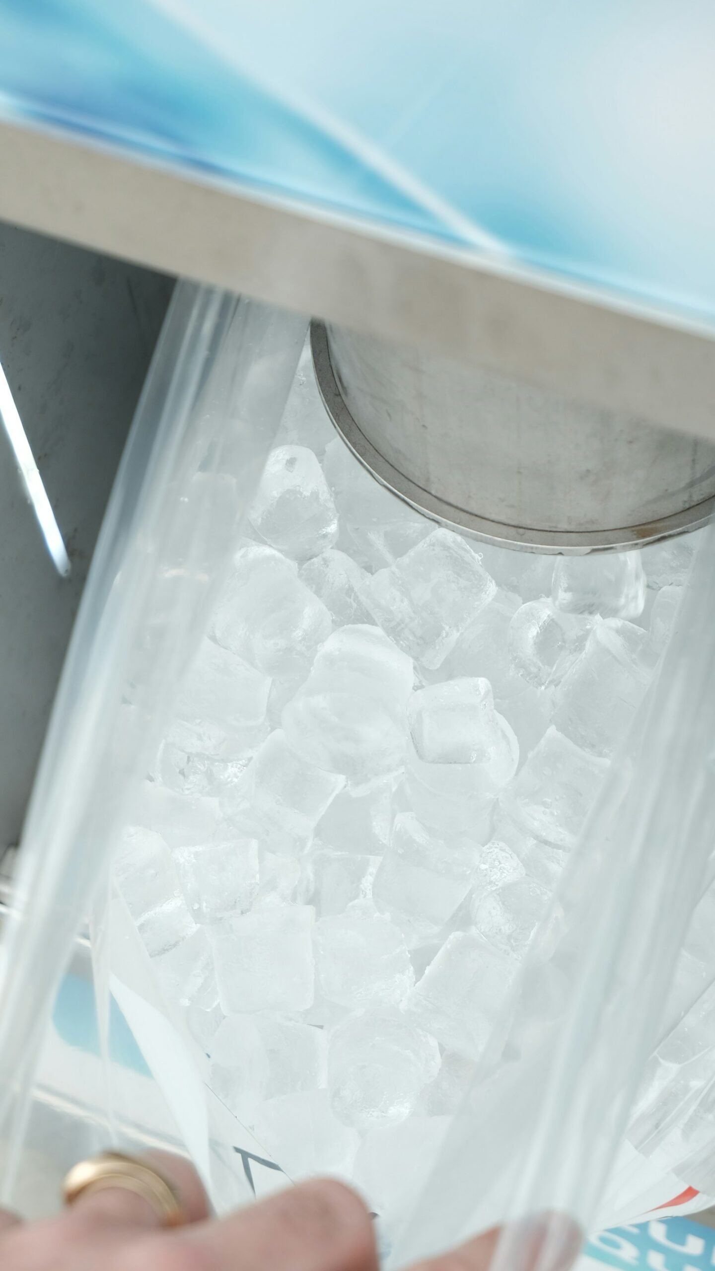 Sac en plastique rempli de glaçons sous un distributeur de glace